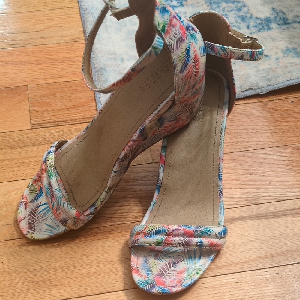 Vibrant Feather Print Women's Heels